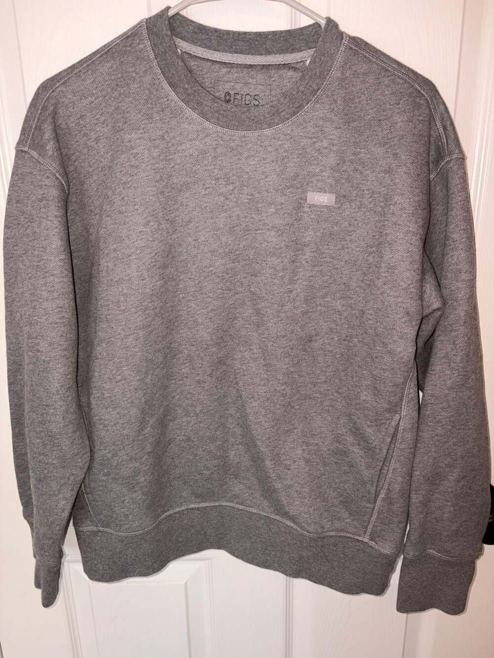 Figs Men's Off-Shift Relaxed Crew-neck Long-sleeved Top - Charcoal Heather Grey